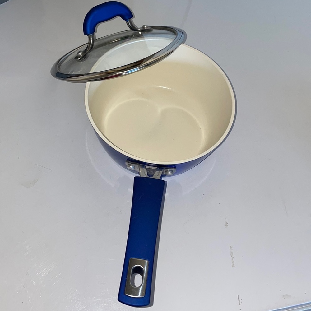 Brand New Kenmore2 qt ceramic coated non stick sauce pan